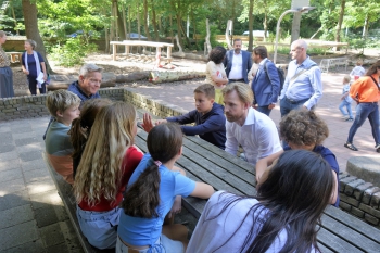 Wiersma in gesprek tijdens bijeenkomst © Schoolfacilities