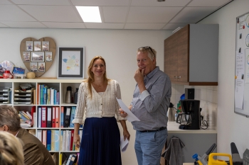 Foto van Jan Wind met directrice Sylvia Brouwer